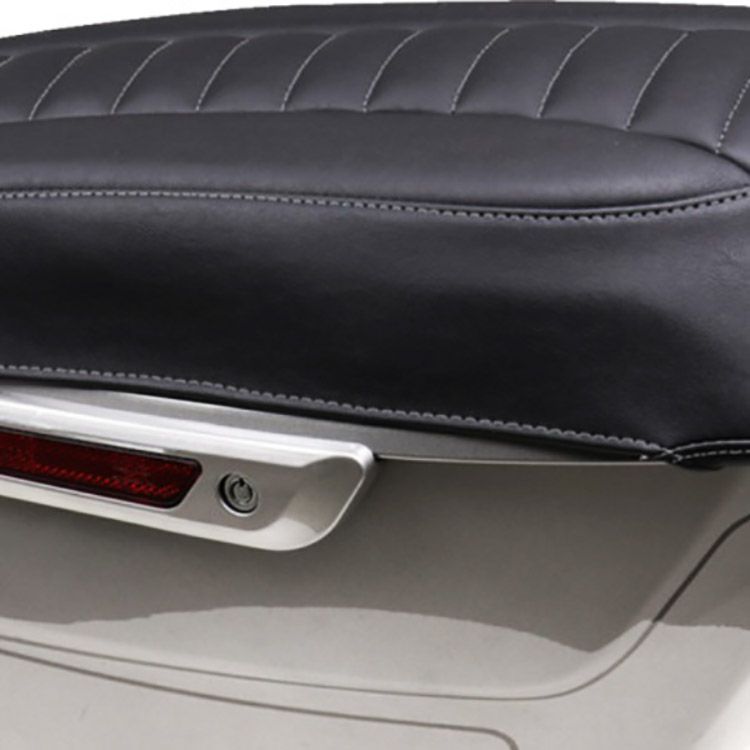 2024以降 ツーリング デラックス・サドルバッグリッドカバー (ブラック/ガンメタルステッチ)1