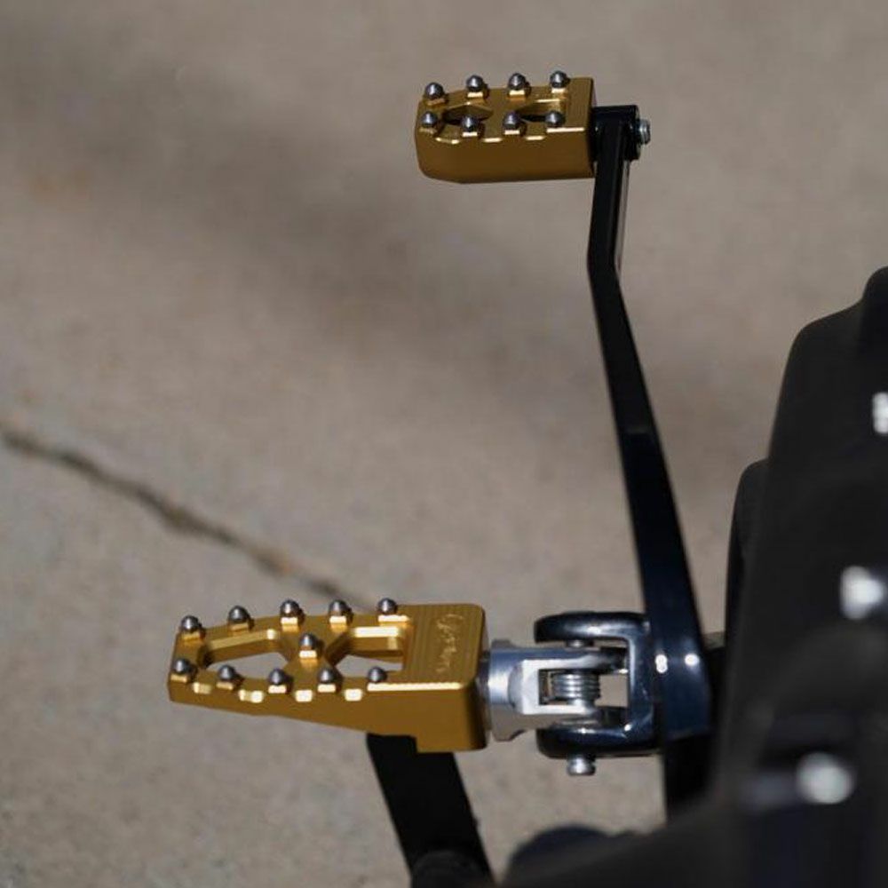  M8 ソフテイル、スポーツスターS、ナイトスター プロシリーズ MX ライト ライダー フットペグ ゴールド TC Bros 