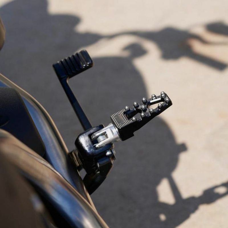 M8 ソフテイル、スポーツスターS、ナイトスター プロシリーズ MX ライト ライダー フットペグ ブラック TC Bros 