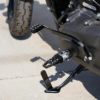 M8 ソフテイル、スポーツスターS、ナイトスター プロシリーズ MX ライト ライダー フットペグ ブラック TC Bros 