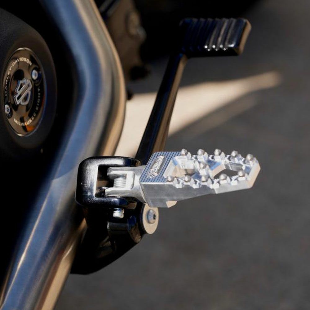 M8 ソフテイル、スポーツスターS、ナイトスター プロシリーズ MX ライト ライダー フットペグ アルミシルバー TC Bros 