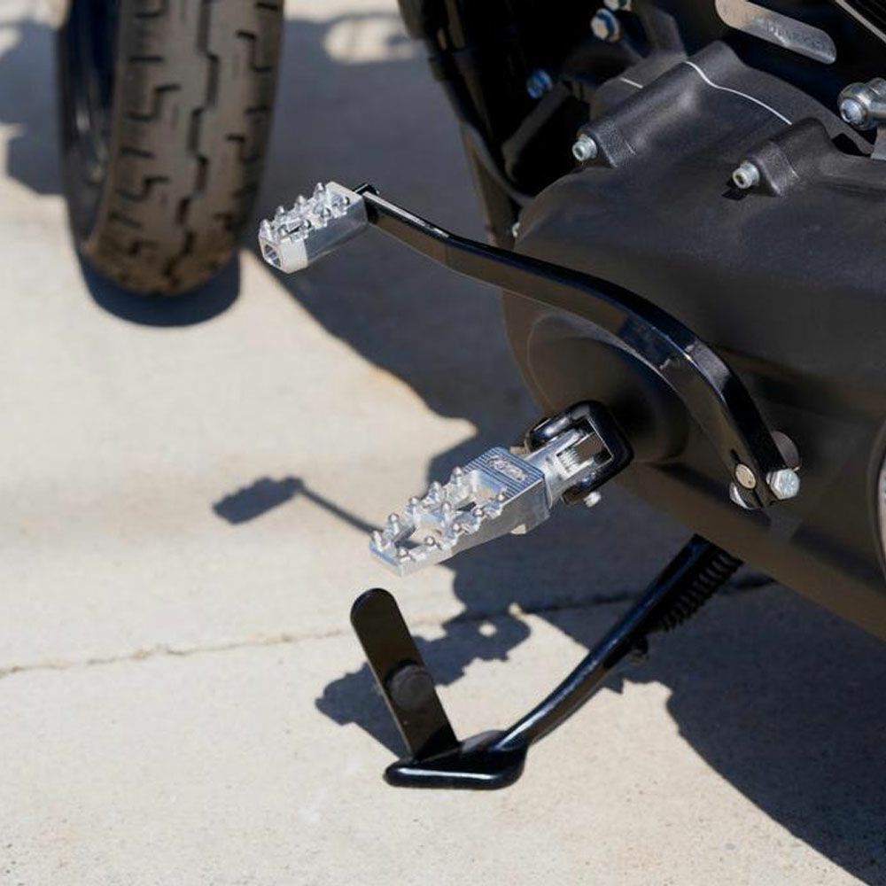 M8 ソフテイル、スポーツスターS、ナイトスター プロシリーズ MX ライト ライダー フットペグ アルミシルバー TC Bros 