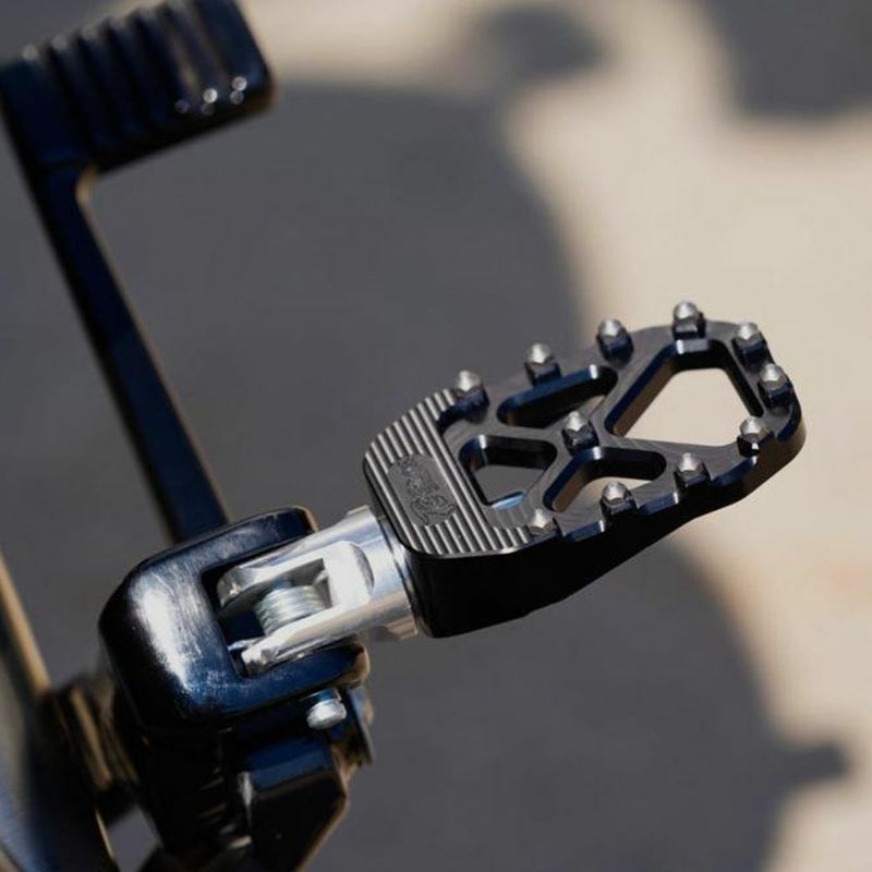  M8 ソフテイル、スポーツスターS、ナイトスター プロシリーズ MX ライダー フットペグ ブラック TC Bros 