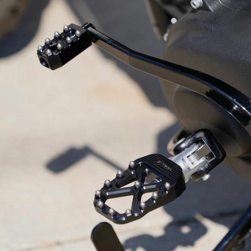  M8 ソフテイル、スポーツスターS、ナイトスター プロシリーズ MX ライダー フットペグ ブラック TC Bros 