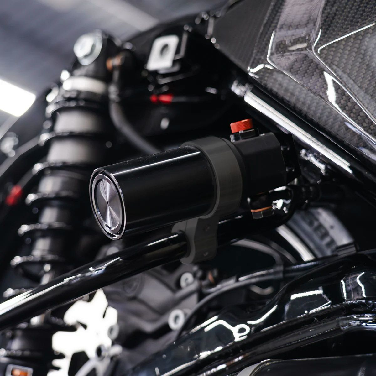 2024以降 CVOロードグライドST リアショックリザーバータンク 移設ブラケット