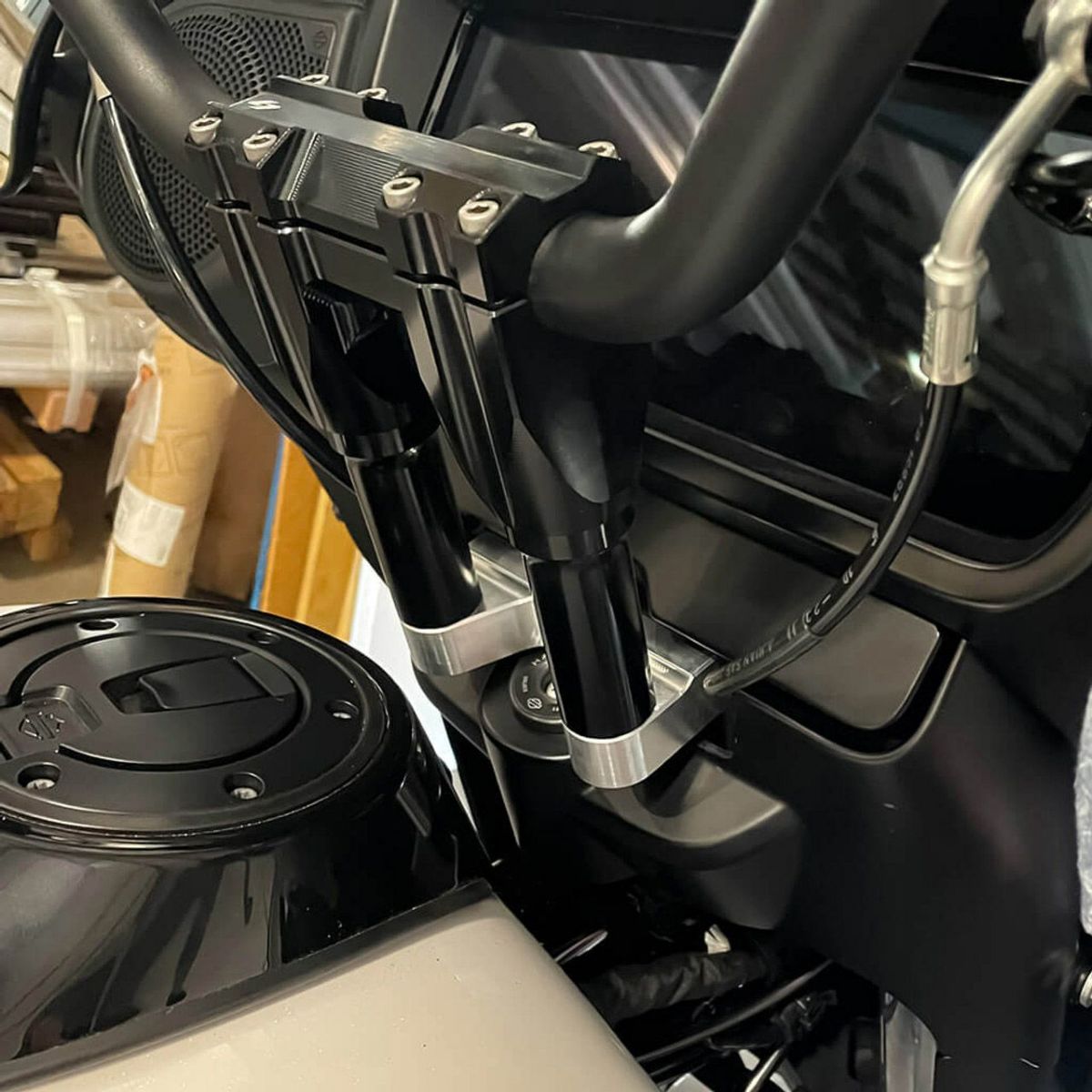 2024以降 ストリートグライド ベローシ プルバックプレート (シルバー)