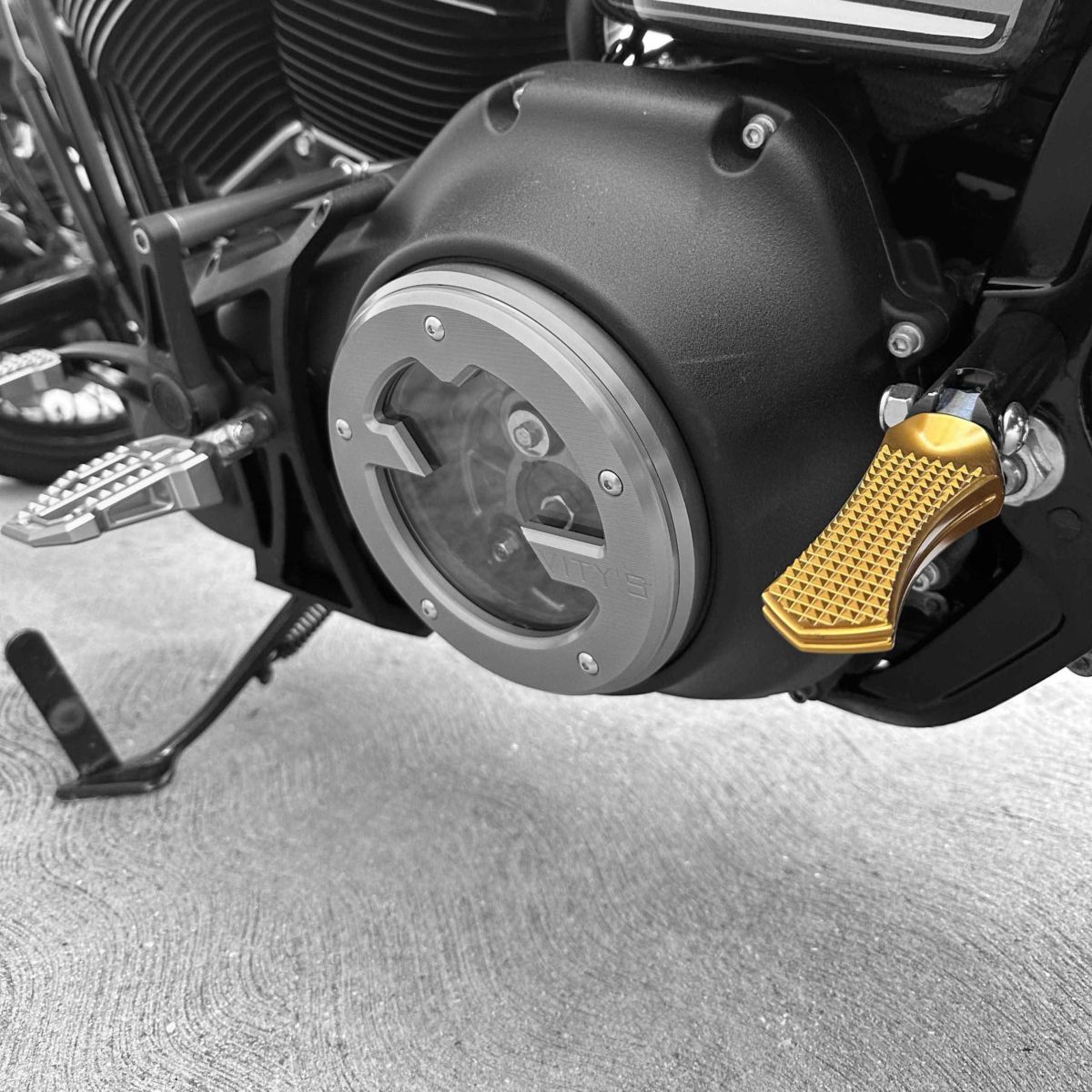  M8ソフテイル ダイアモンド パッセンジャーフットペグ (ブラック)1