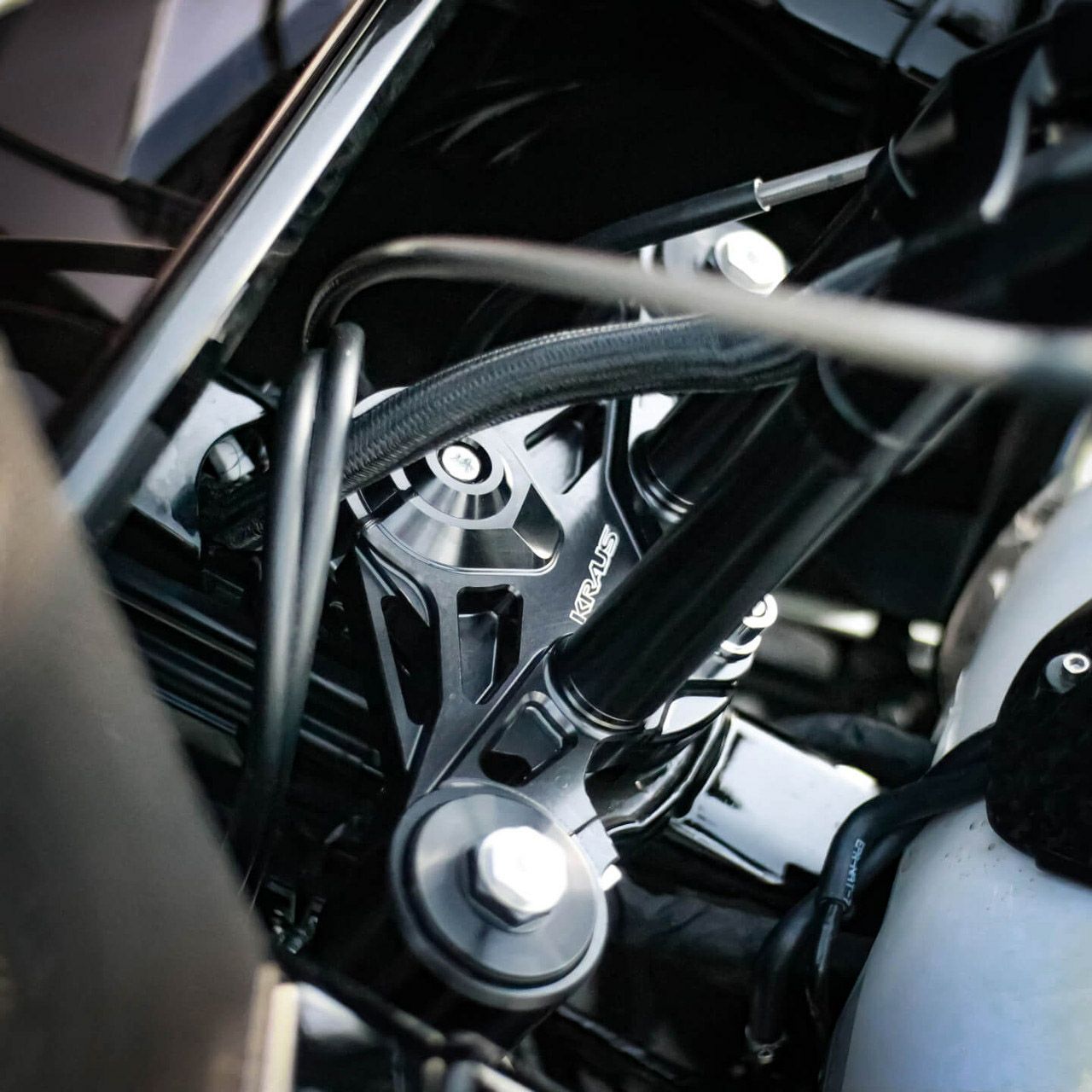 023以降 CVOロードグライド/ST ウルフ ワン トップトリプルクランプ (ブラック)