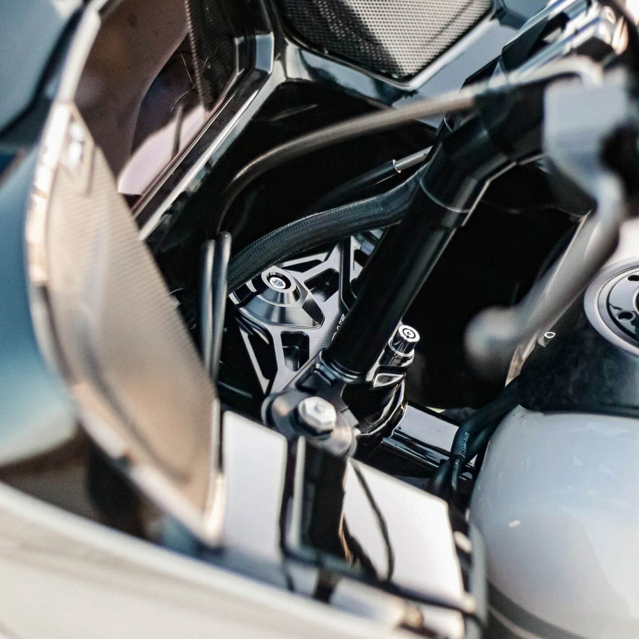 023以降 CVOロードグライド/ST ウルフ ワン トップトリプルクランプ (ブラック)7