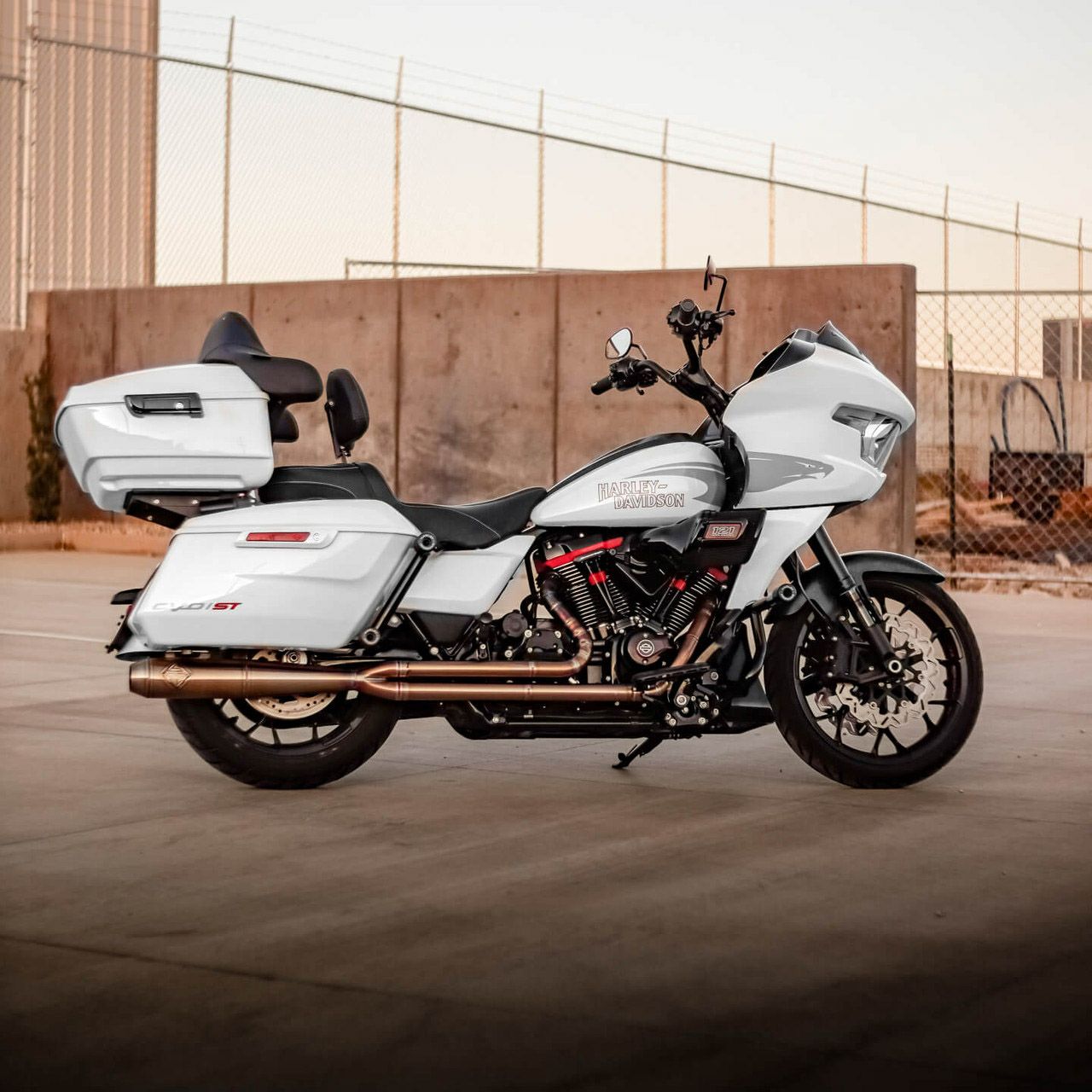 023以降 CVOロードグライド/ST ウルフ ワン トップトリプルクランプ (ブラック)12