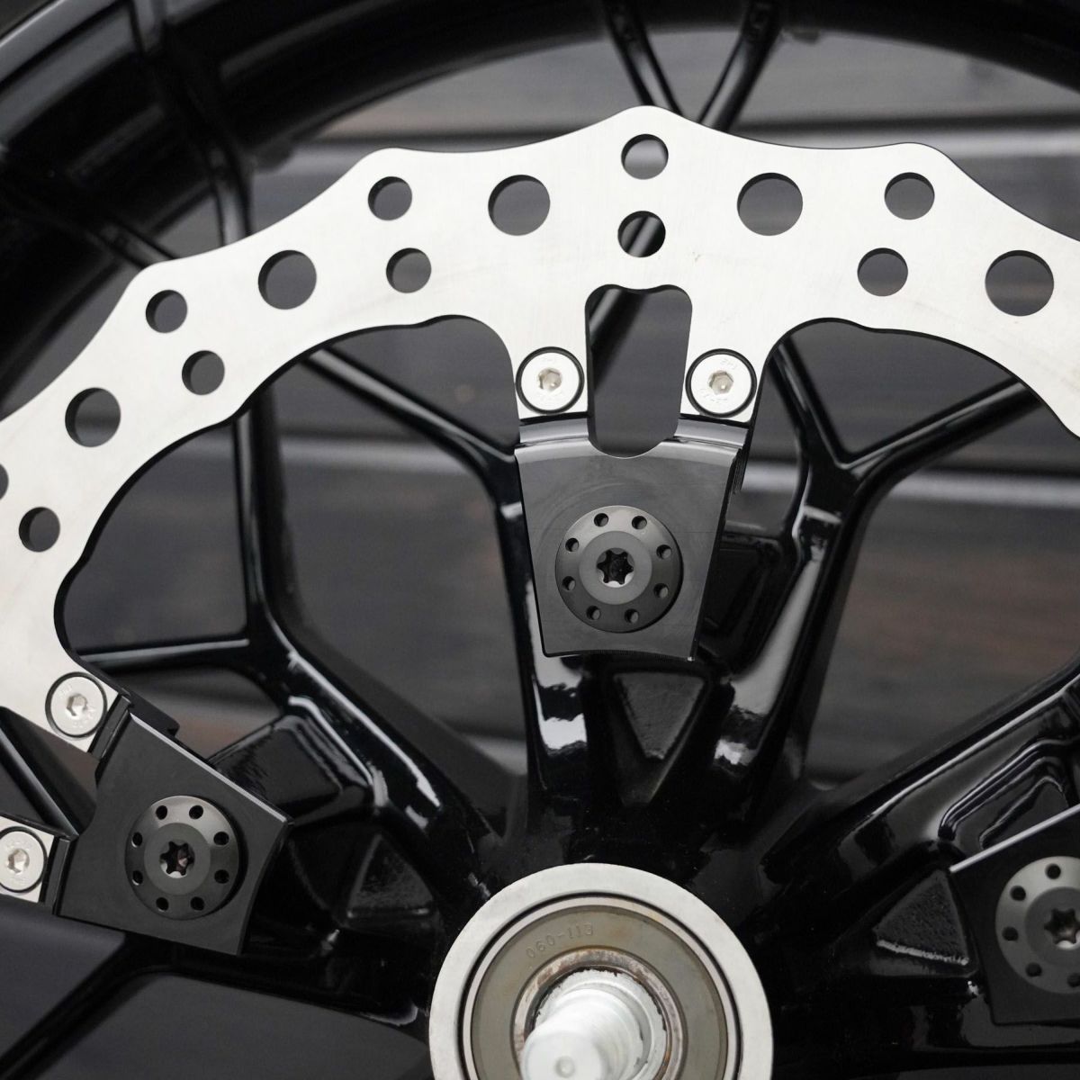 2024以降 ツーリング、スポーツスターS、パンアメリカ チタニウム フローティングローターボルト (ブラック)