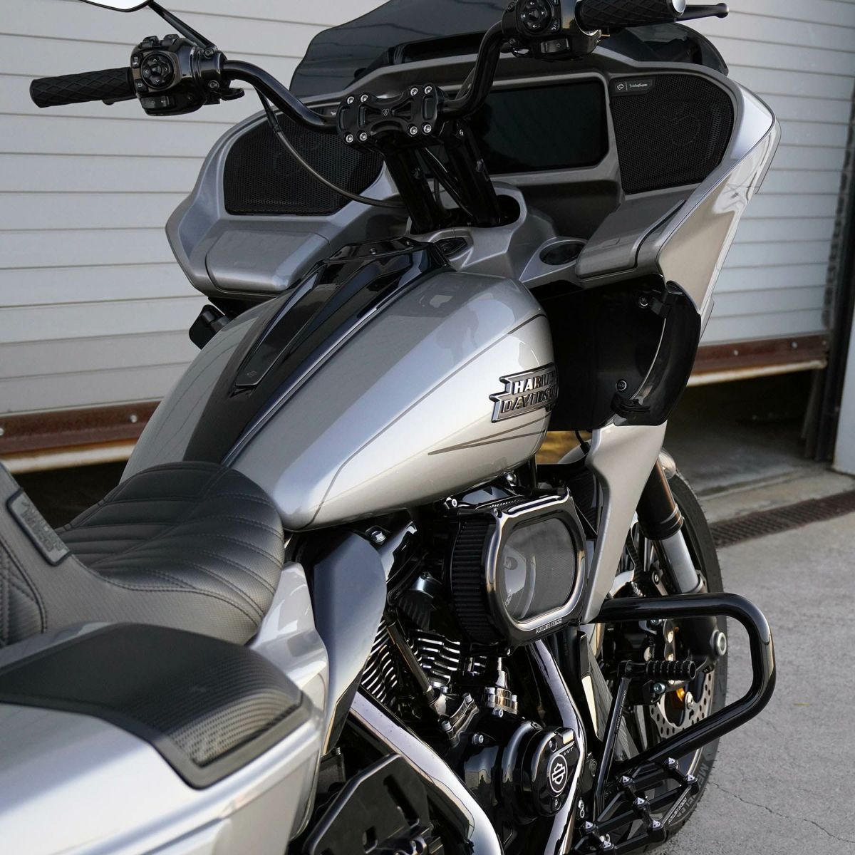 2017以降 M8 ソフテイル、ツーリング ステージ2 メソッド・オーバルエアクリーナー (クローム)1