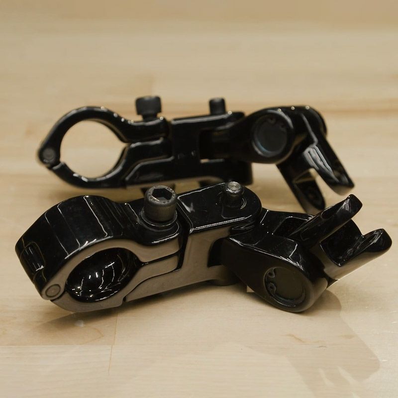 アジャスタブル・ハイウェイペグマウント (グロスブラック)