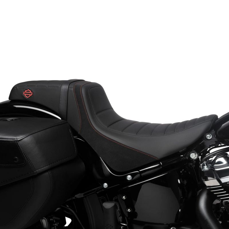 M8 ヘリテイジクラシック、ストリートボブ、スタンダード、デラックス、スリム スイッチバック ツーアップシート (レッドステッチ)