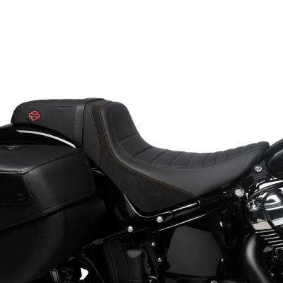 M8 ヘリテイジクラシック、ストリートボブ、スタンダード、デラックス、スリム スイッチバック ツーアップシート (レッドステッチ)