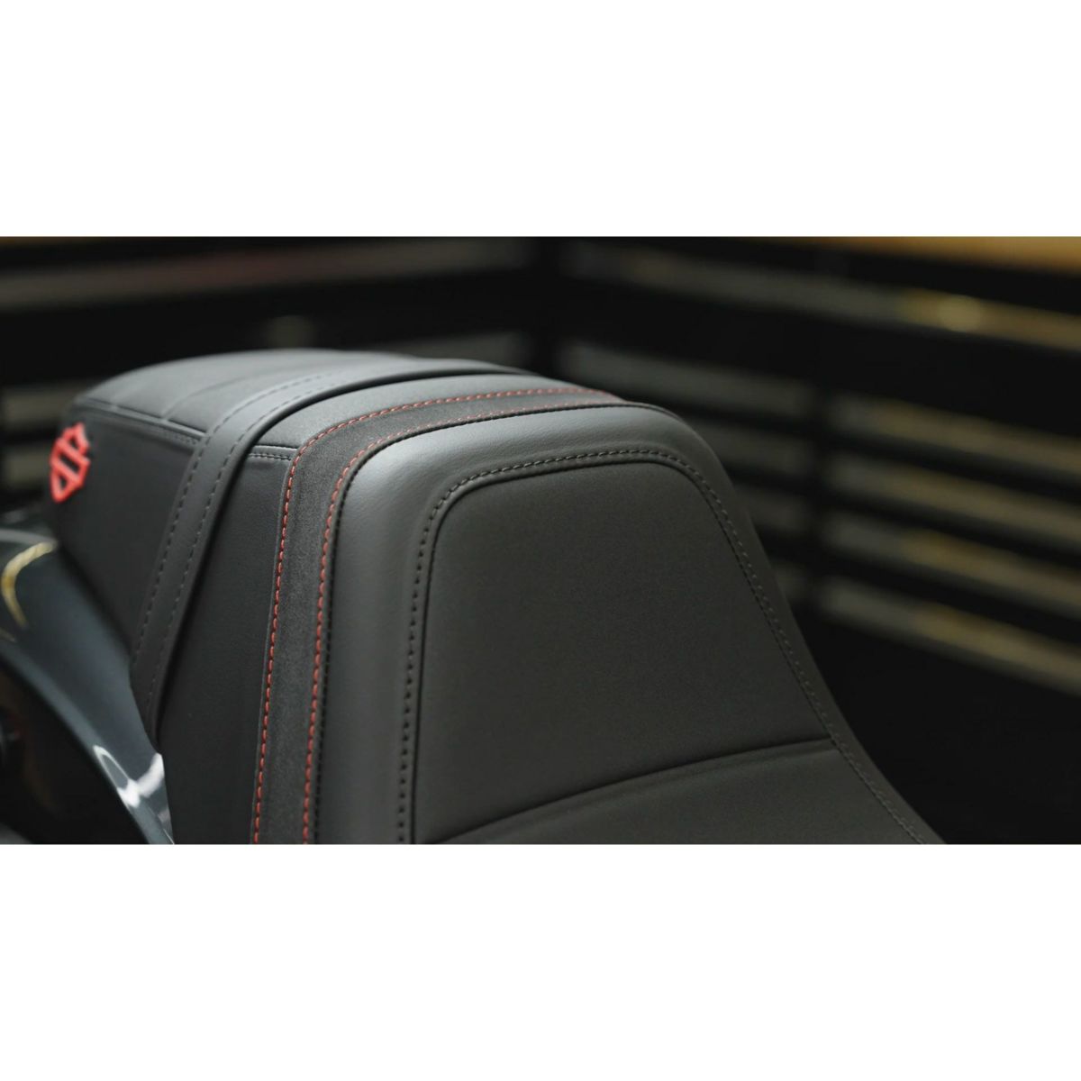 M8 ヘリテイジクラシック、ストリートボブ、スタンダード、デラックス、スリム スイッチバック ツーアップシート (レッドステッチ)4