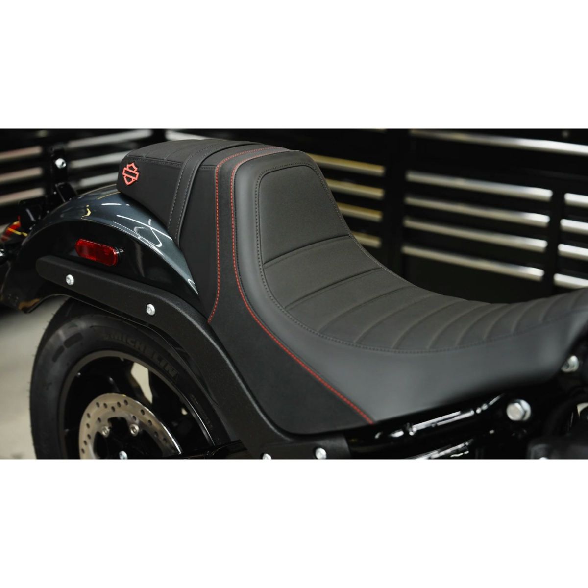 M8 ローライダー/S/ST、スポーツグライド、エルディアブロ スイッチバック ツーアップシート (レッドステッチ)4