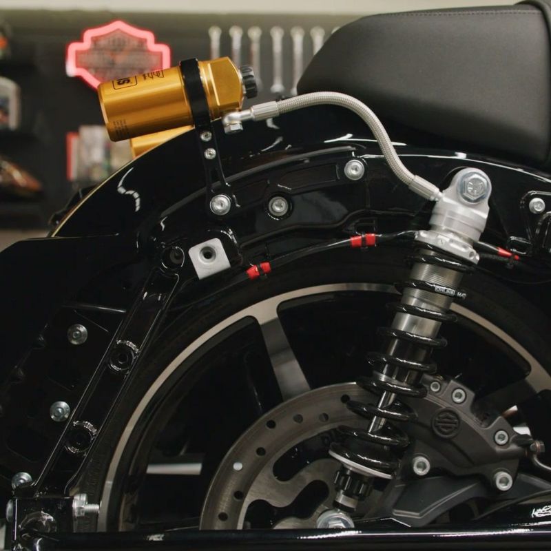 2024以降 ツーリング スクリーミンイーグル/オーリンズ リモートリザーバー付リアサスペンション (ゴールド)3