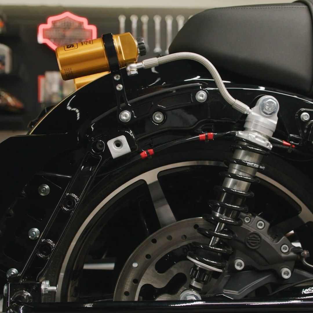 2024以降 ツーリング スクリーミンイーグル/オーリンズ リモートリザーバー付リアサスペンション (ゴールド)3