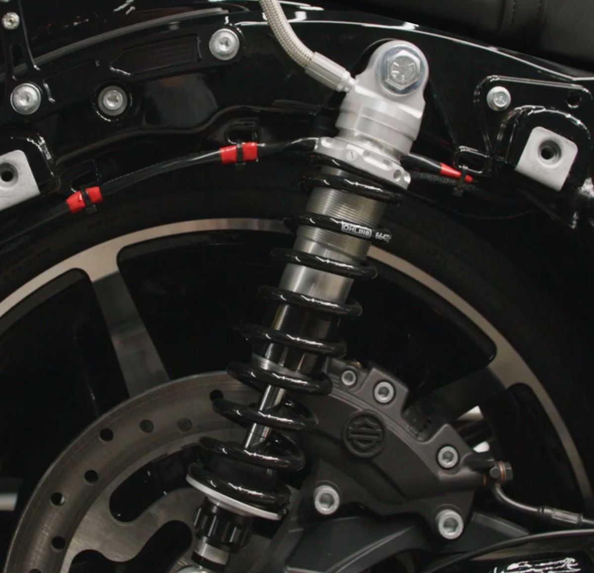 2024以降 ツーリング スクリーミンイーグル/オーリンズ リモートリザーバー付リアサスペンション (ブラック)3