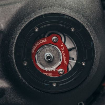 M8 ソフテイル アサルト ダービーカバー (マットブラック) トラスク