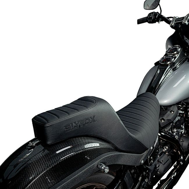 M8 ローライダー/S/ST、スポーツグライド ハイヌーン ツーアップシート (ブラックロゴ)