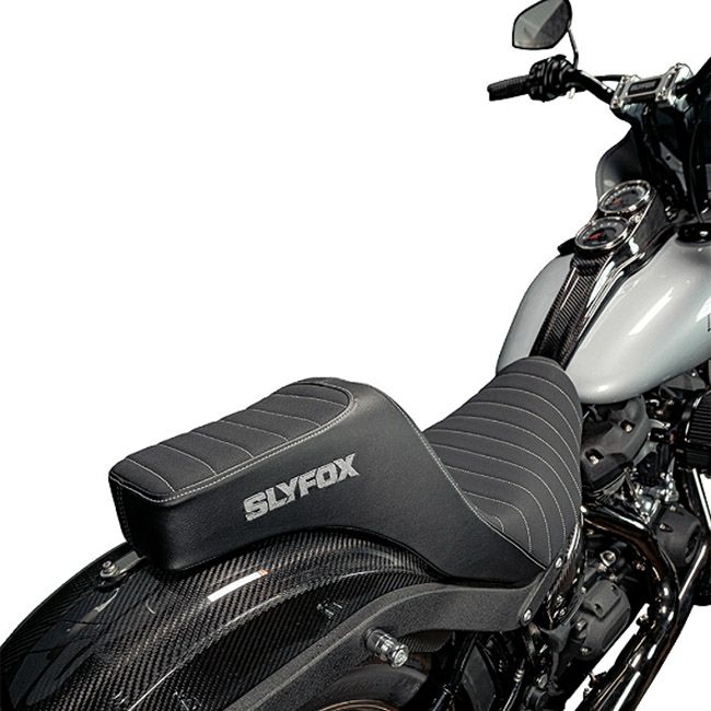 M8 ローライダー/S/ST、スポーツグライド ハイヌーン ツーアップシート (グレーロゴ)