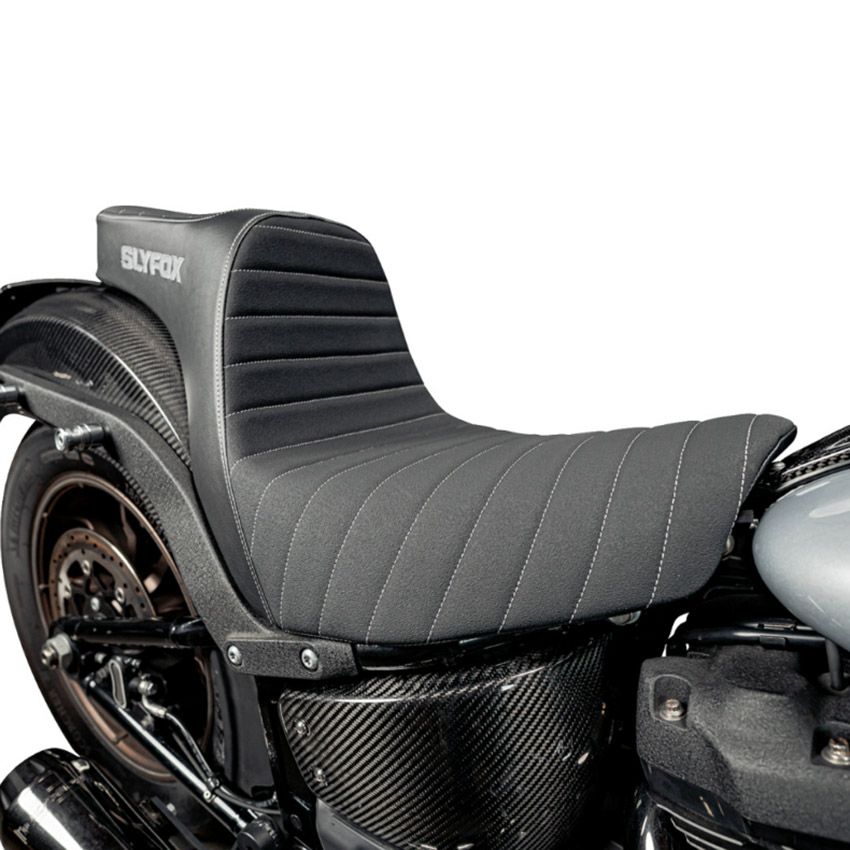 M8 ローライダー/S/ST、スポーツグライド ハイヌーン ツーアップシート (グレーロゴ)1