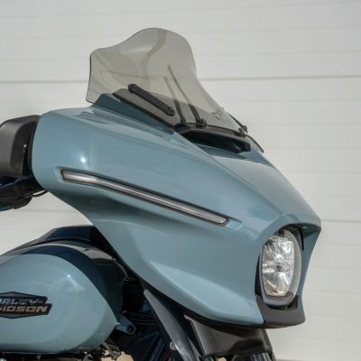 2024以降 ストリートグライド/ウルトラ フレア・ウィンドシールド 10インチ (ライトスモーク) クロックワークス