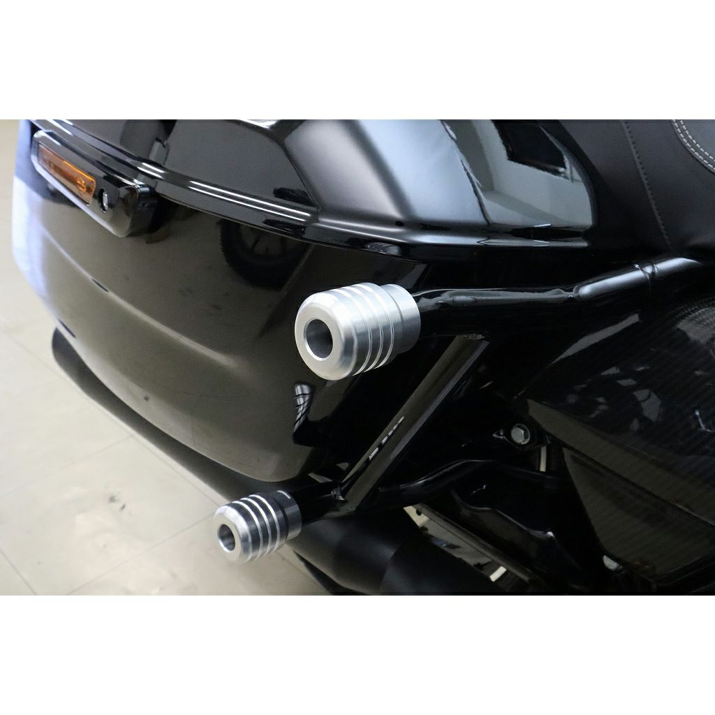 2014以降 ツーリング、2018以降 ソフテイル 純正クラッシュバー用 アルミスライダー (シルバー)3