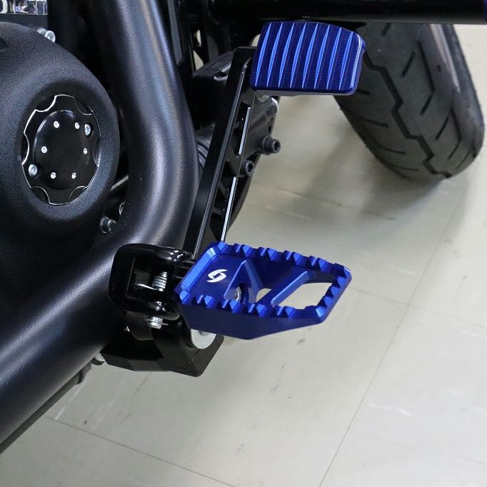 M8 ソフテイル、スポーツスターS、ナイトスター、パンアメリカ アルミ削り出し フットペグ (ブルー)