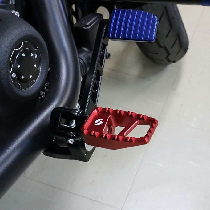 M8 ソフテイル、スポーツスターS、ナイトスター、パンアメリカ アルミ削り出し フットペグ (レッド)