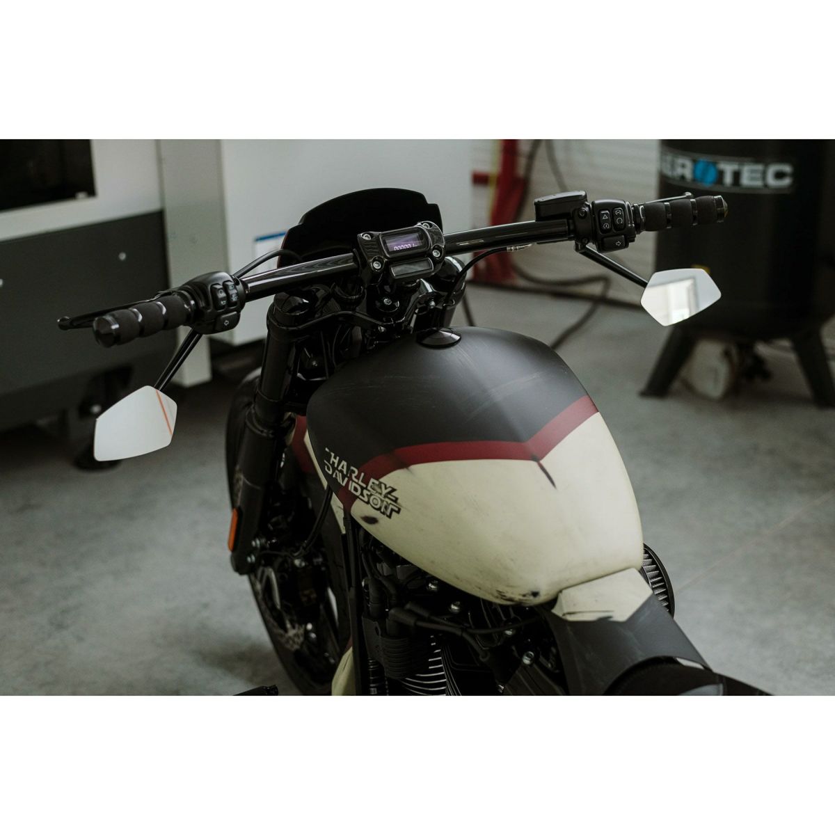 M8 ブレイクアウト フロント フォークエンドキャップ2