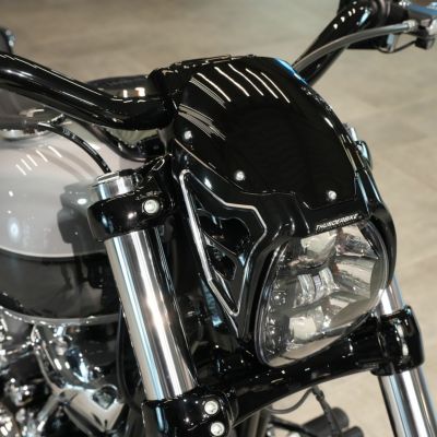 M8 ブレイクアウト GP ウィンドシールドキット (グロスブラックコントラスト) サンダーバイク
