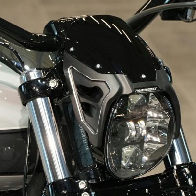 M8 ブレイクアウト GP ウィンドシールドキット (サテンブラックコントラスト) サンダーバイク