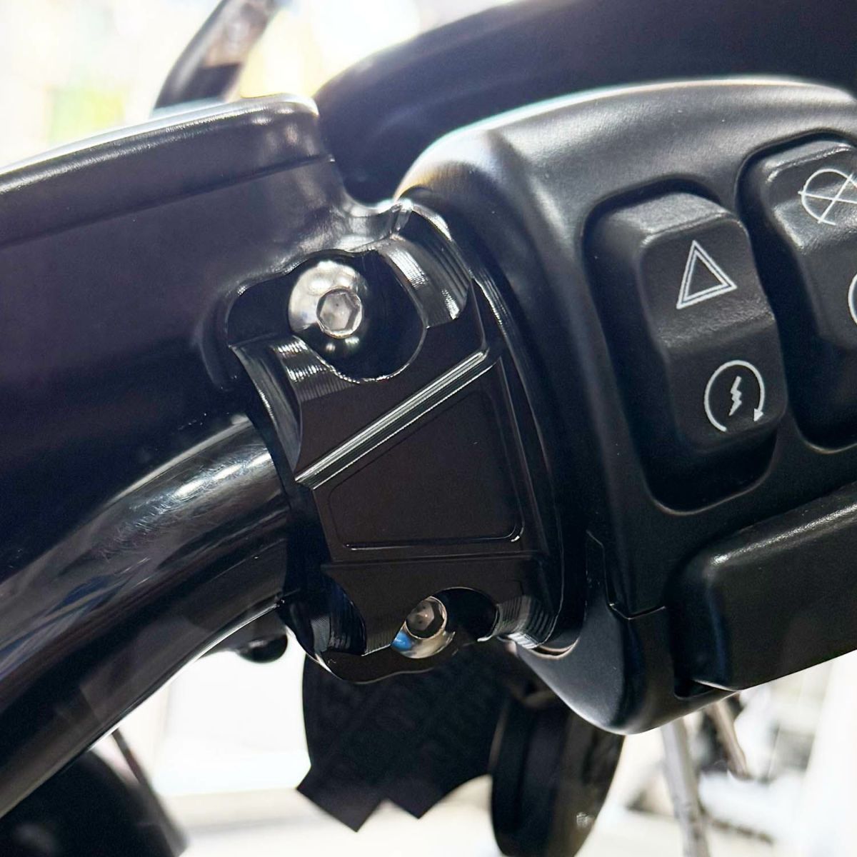 ハンドルバー コントロール クランプ ブラック