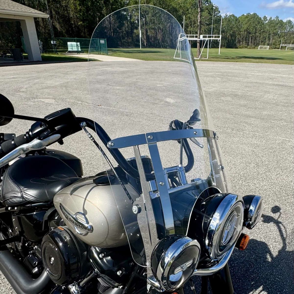 M8 ヘリテイジクラシック、デラックス 22.5インチ カーブ付ウィンドシールド (クリア)