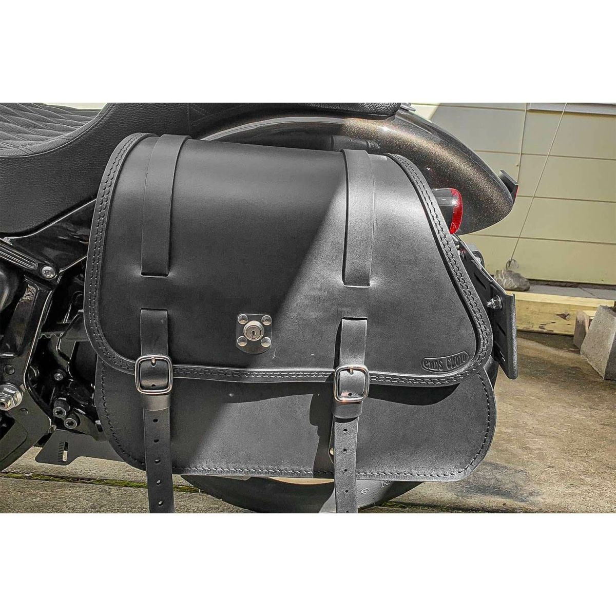  エンズクオイオ GYPSY レザーサドルバッグ (ブラック) M8ソフテイル11