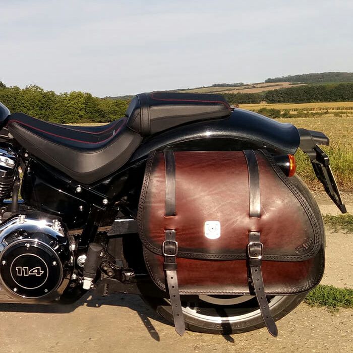 エンズクオイオ Country レザーサドルバッグ (ディストレスト・ツートーンダーク) M8ソフテイル3