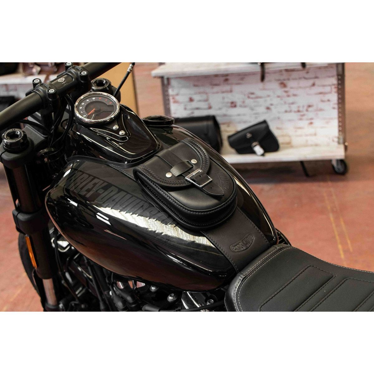 エンズクオイオ Smart レザー タンクバッグ (ブラック) M8 ファットボブ2