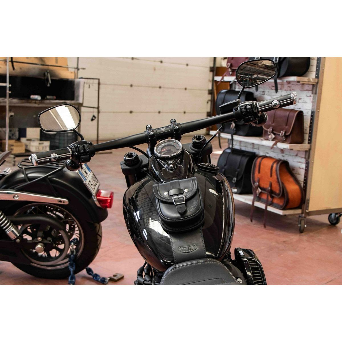 エンズクオイオ Smart レザー タンクバッグ (ディストレスト・ツートーン・ダーク)3