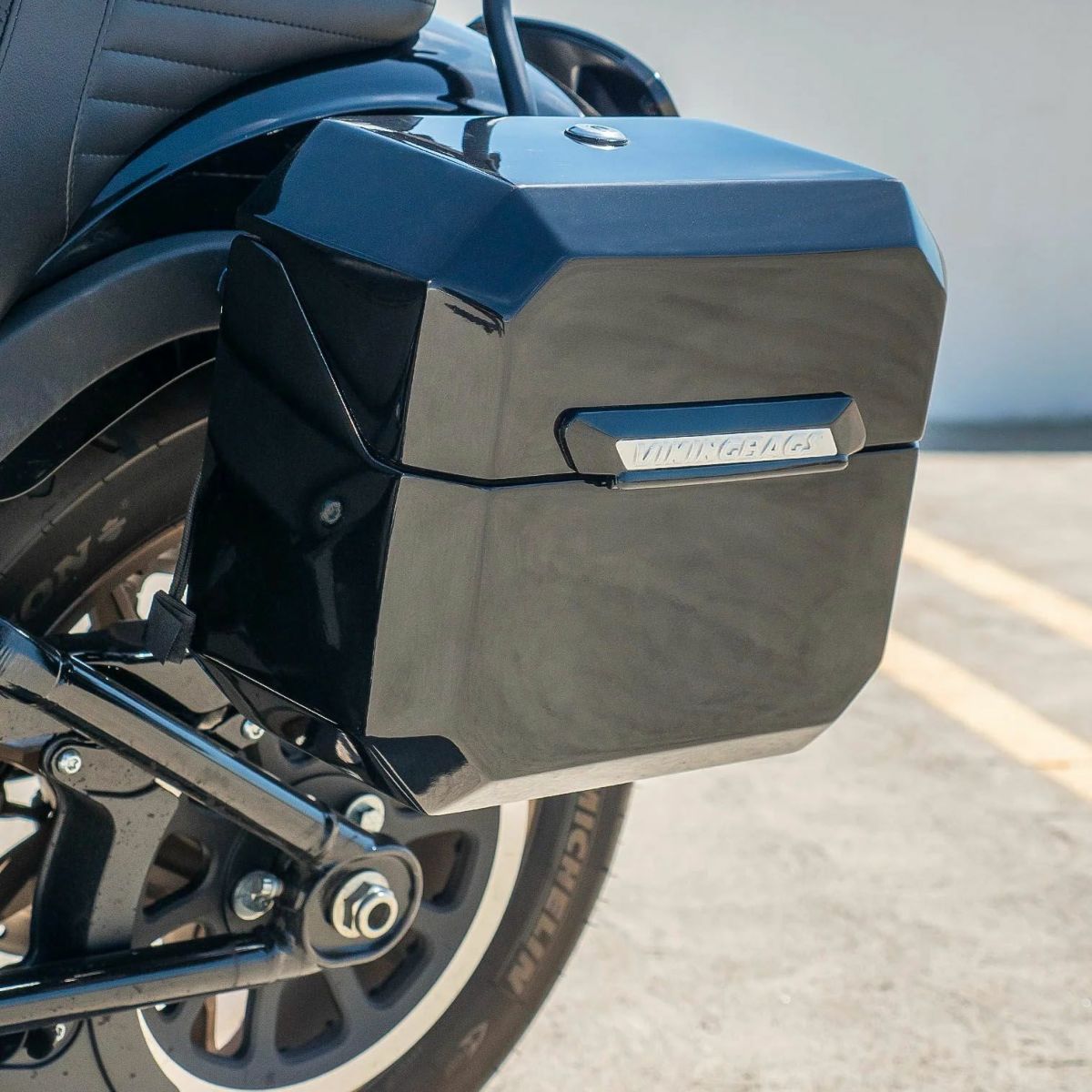  M8 ブレイクアウト Outlaw クイックマウント・スモール・サドルバッグ 10L (グロスブラック)