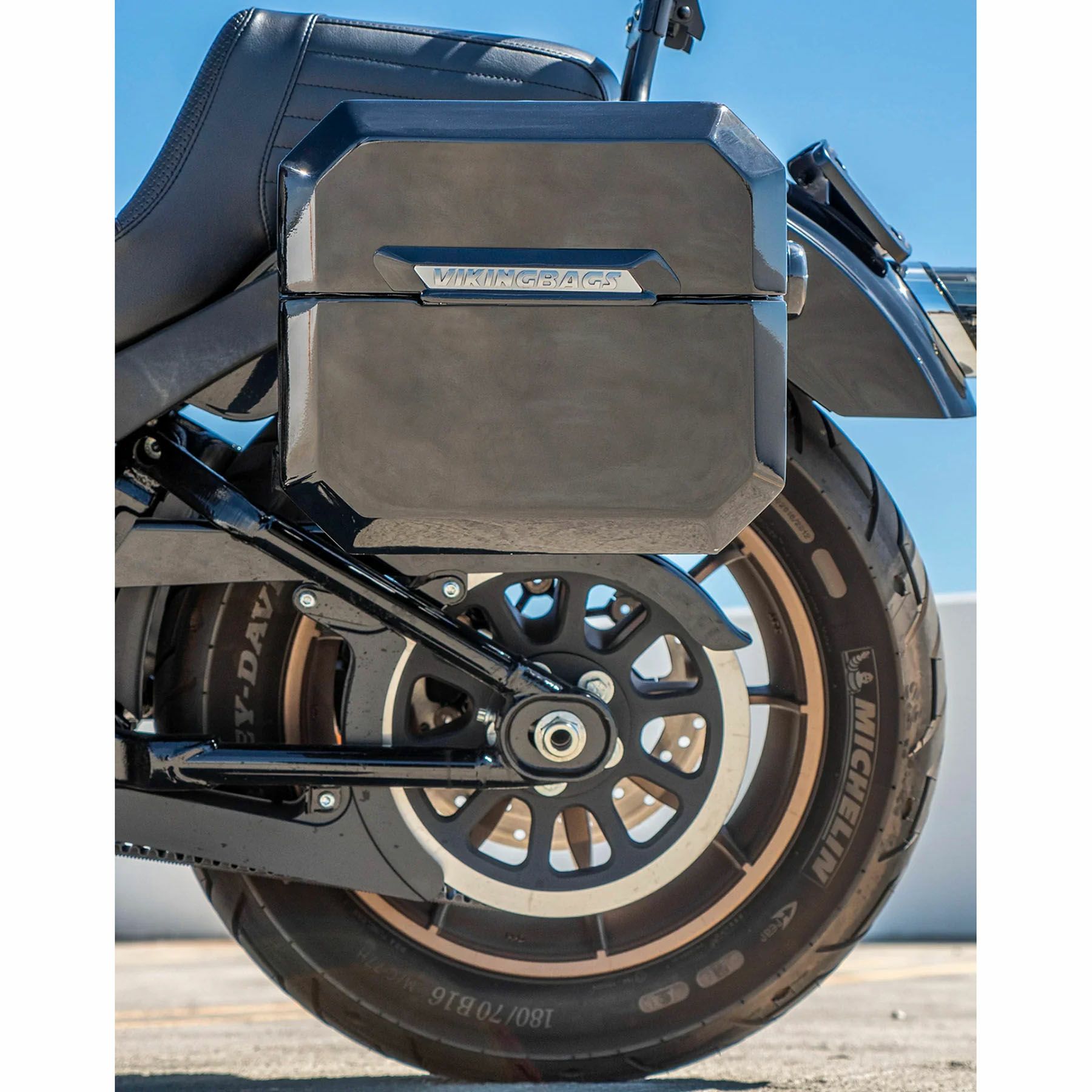  M8 ブレイクアウト Outlaw クイックマウント・スモール・サドルバッグ 10L (グロスブラック)3