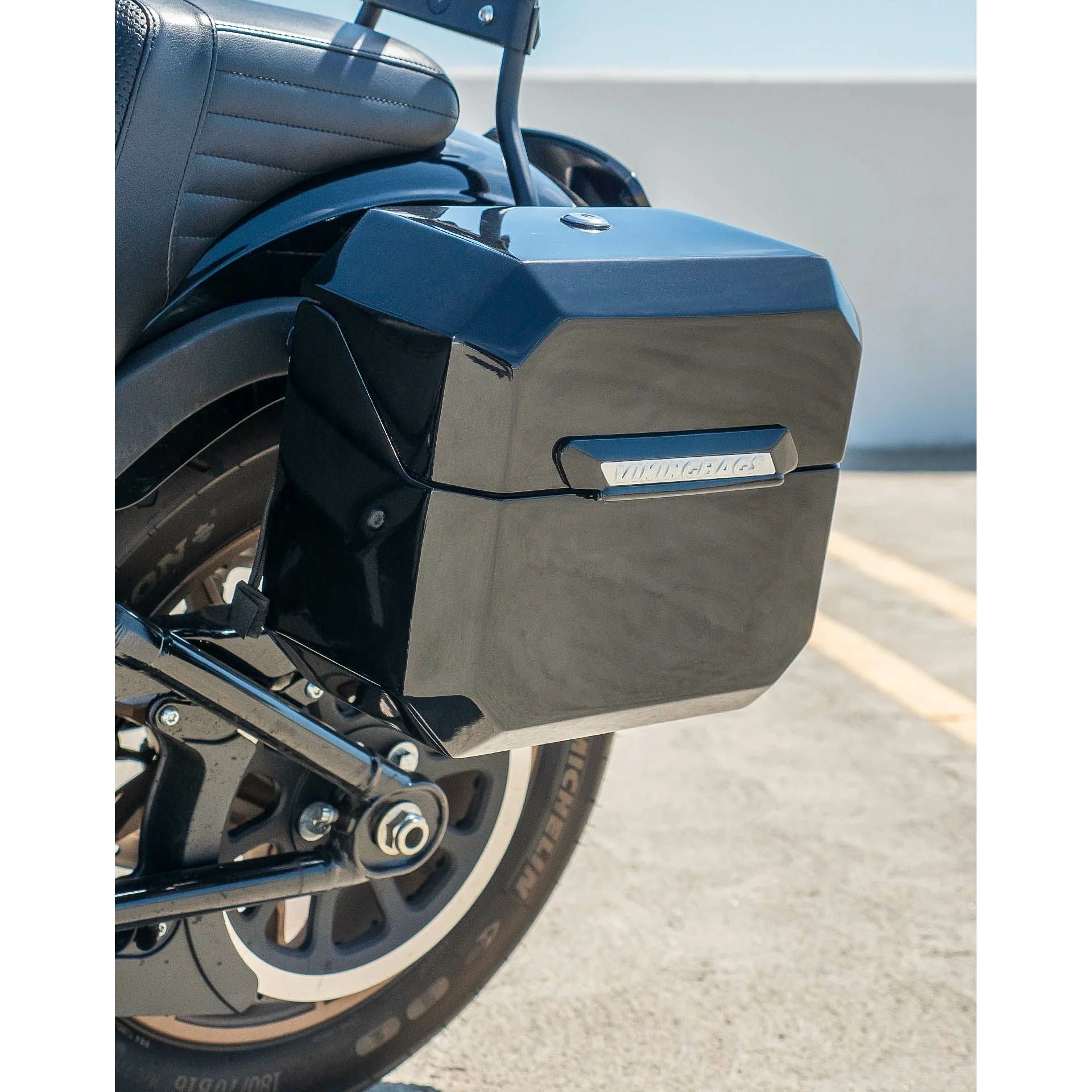  M8 ブレイクアウト Outlaw クイックマウント・スモール・サドルバッグ 10L (グロスブラック)4