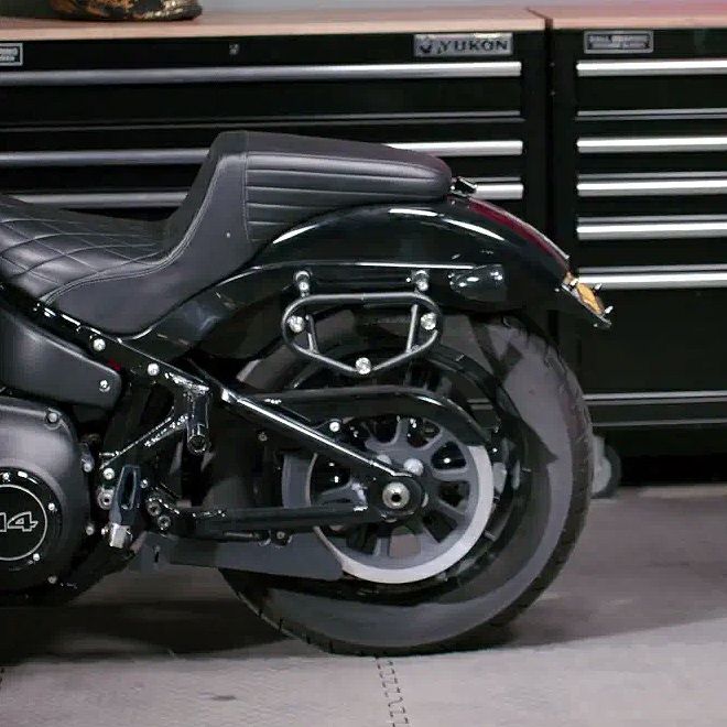  M8 ブレイクアウト Outlaw クイックマウント・スモール・サドルバッグ 10L (グロスブラック)12