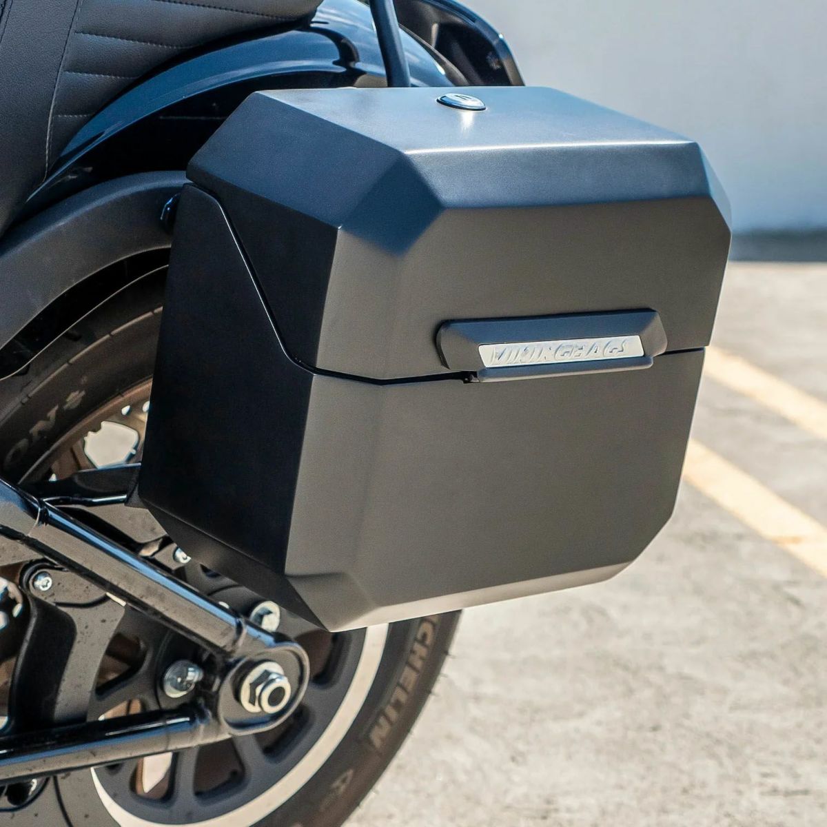 M8 ブレイクアウト Outlaw クイックマウント・スモール・サドルバッグ 10L (マットブラック)