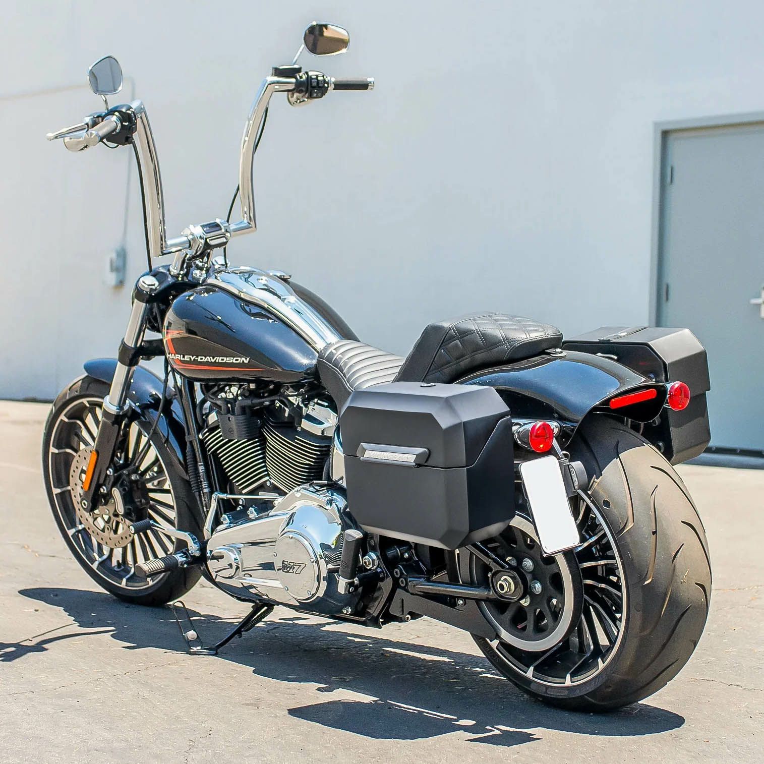 M8 ブレイクアウト Outlaw クイックマウント・スモール・サドルバッグ 10L (マットブラック)1