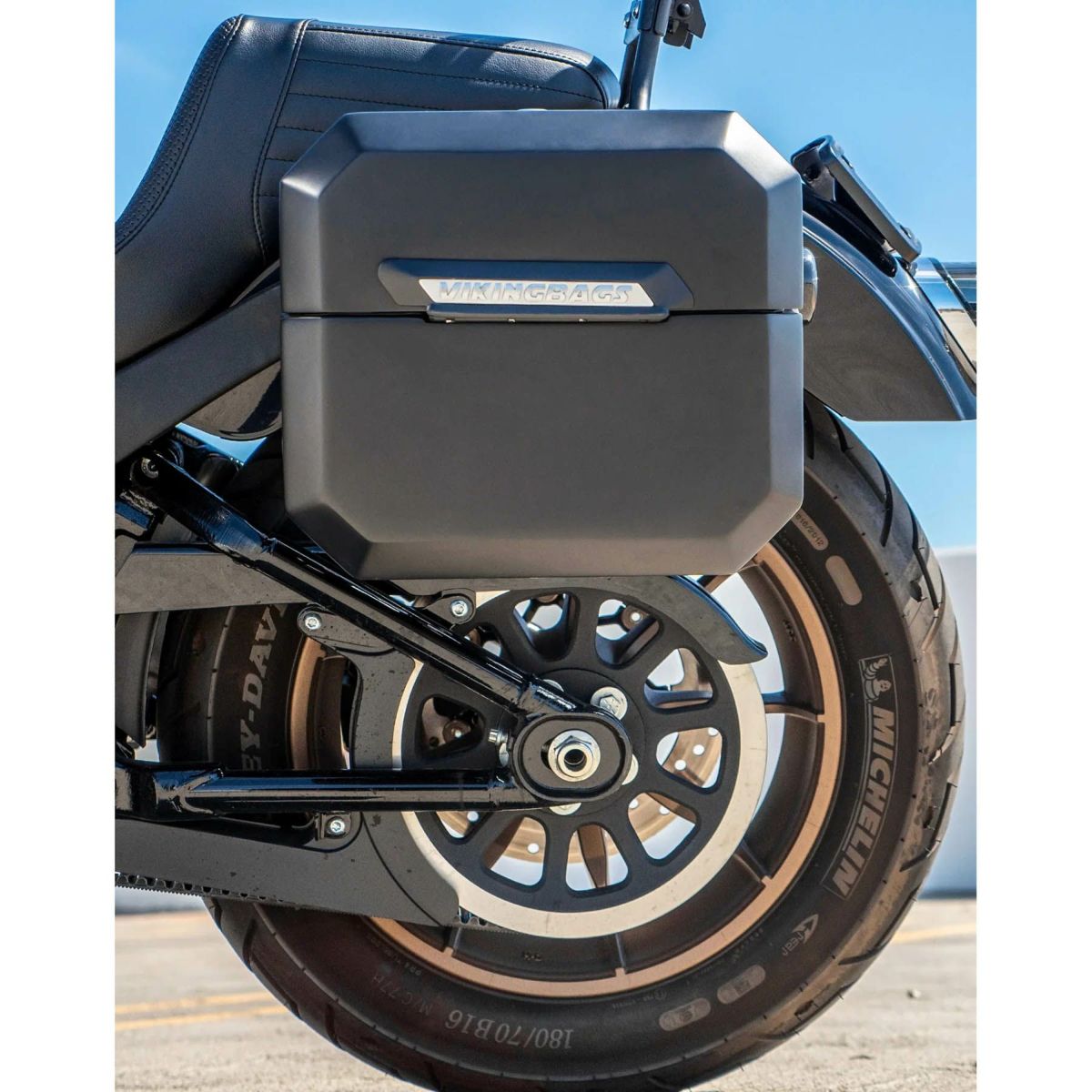 M8 ブレイクアウト Outlaw クイックマウント・スモール・サドルバッグ 10L (マットブラック)3