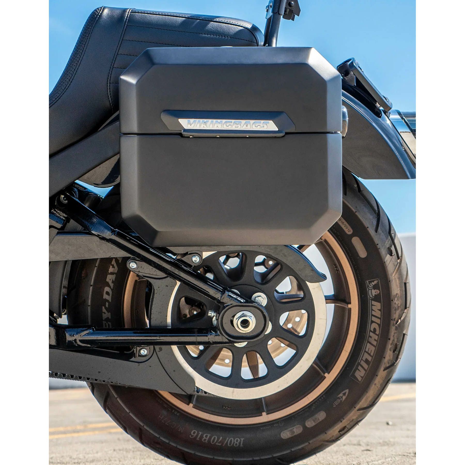 M8 ブレイクアウト Outlaw クイックマウント・スモール・サドルバッグ 10L (マットブラック)3