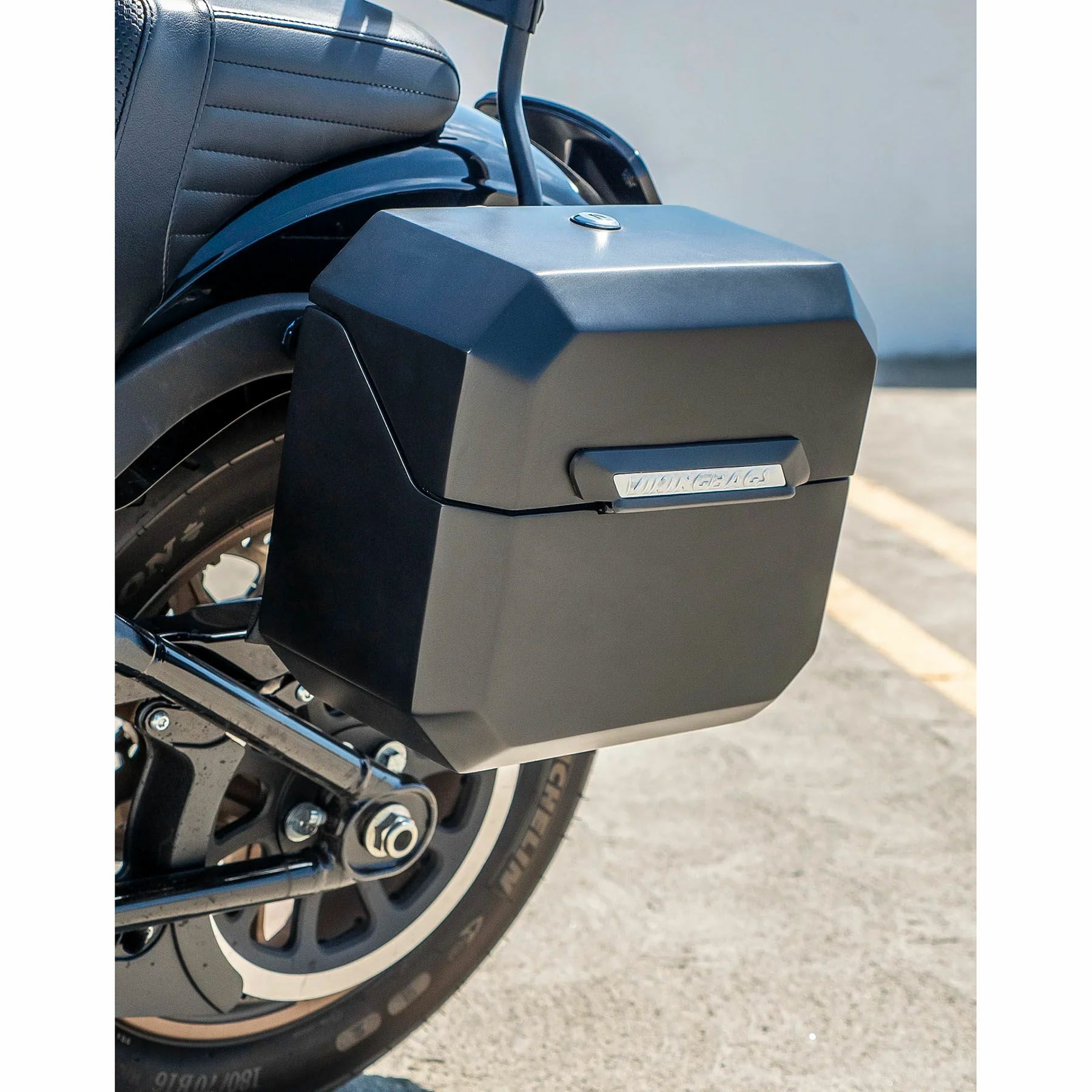 M8 ブレイクアウト Outlaw クイックマウント・スモール・サドルバッグ 10L (マットブラック)4